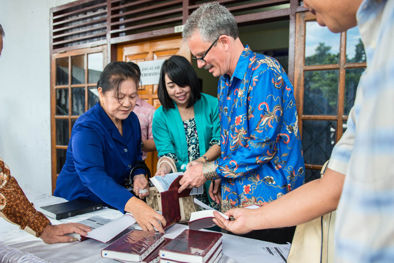 Ron Whisler with Manado Malay New Testaments